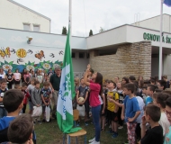 Učenica generacije Tea Smokrović podignula je eko-zastavu, a mali zbor je otpjevao Hrvatsku himnu i himnu OŠ Stanovi.