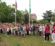 Učenici Oš Stanovi na svečanom podizanju eko zastave.