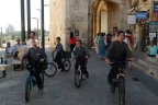 Djeca na biciklima unutar zidina staroga dijela grada