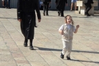mali dječak na trgu ispred Zida