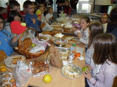 Roditelji su donijeli kruh i kolače od jabuka koji su učenici prvih i drugih razreda probali za vrijeme velikoga odmora.